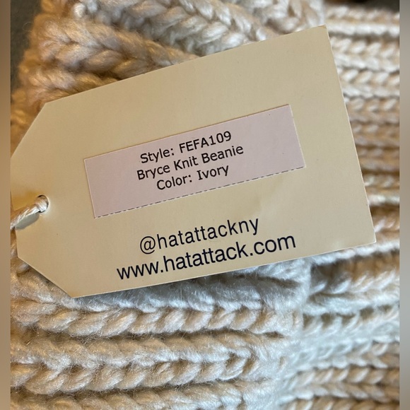 NWT HATATTACK BRYCE KNIT BEANIE WITH REMOVABLE POM IN IVORY - Picture 4 of 5